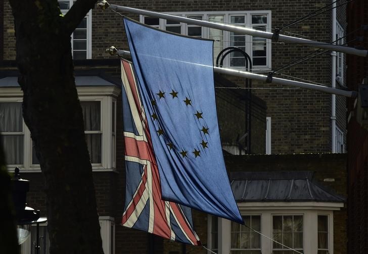 © Reuters. A British Union flag and a European Union flag hang from a building in central London