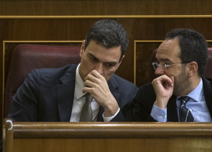 © Reuters. Socialistas ven posible el pacto con Podemos si abandona algunas exigencias