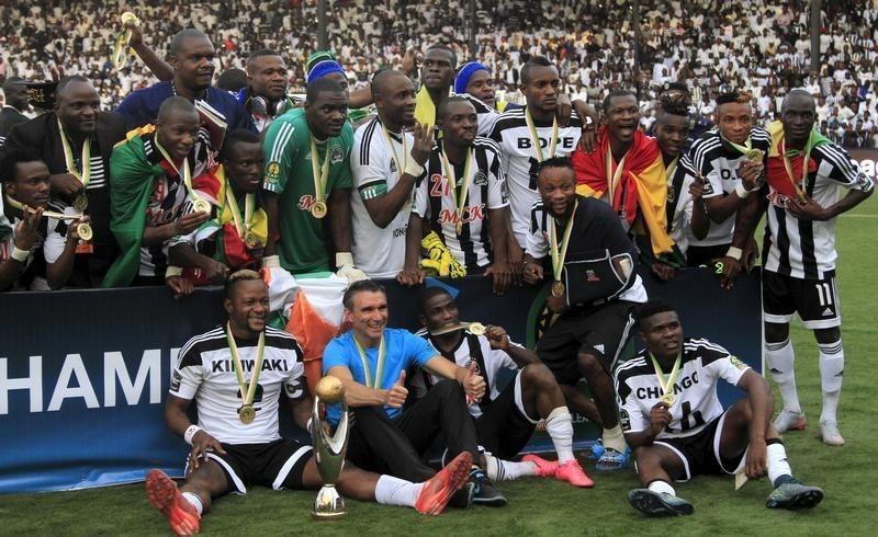 © Reuters. ثنائية ادجي تقود مازيمبي للفوز بكأس السوبر على حساب النجم