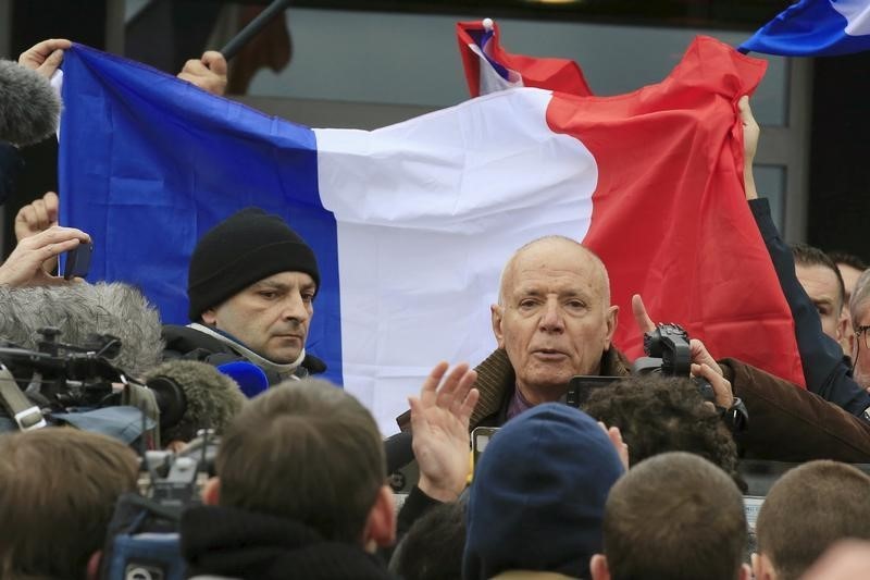 © Reuters. QUATRE INTERPELLATIONS LORS D'UN RASSEMBLEMENT À CALAIS