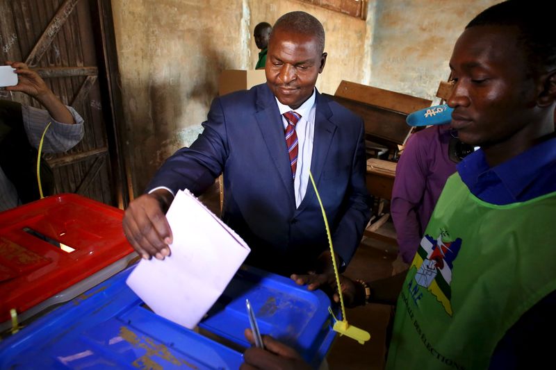 © Reuters. Presidential candidate Faustin-Archange Touadera votes during the second round presidential and legislative elections in Bangui, Central African Republic