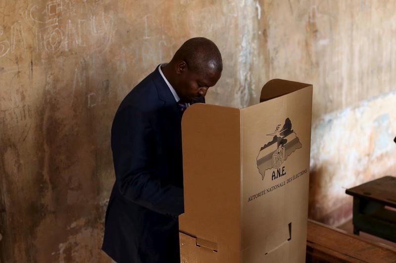 © Reuters. فوز رئيس الوزراء السابق تواديرا بالرئاسة في أفريقيا الوسطى