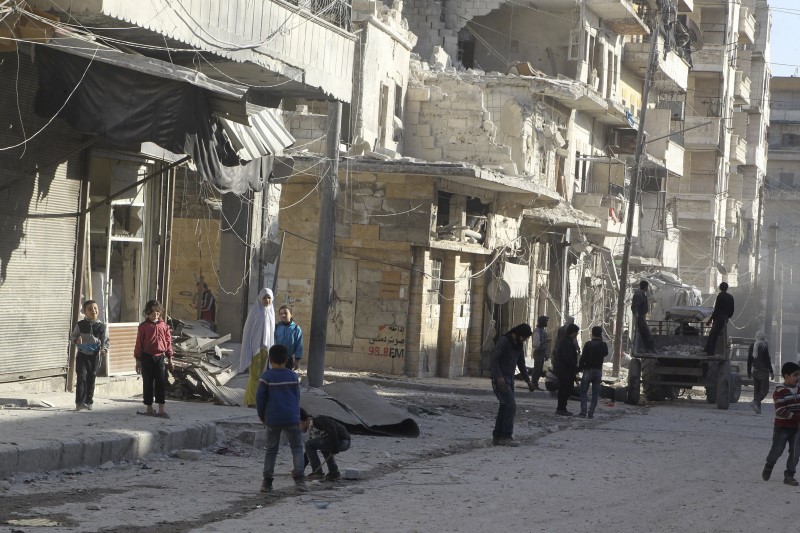 © Reuters. تقارير: الجيش السوري وحلفاؤه ينتزعون 18 قرية من الدولة الإسلامية في شرق حلب