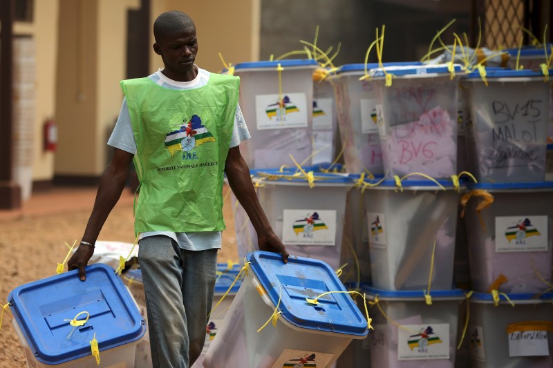 © Reuters. المرشح المهزوم في انتخابات أفريقيا الوسطى يقبل النتيجة