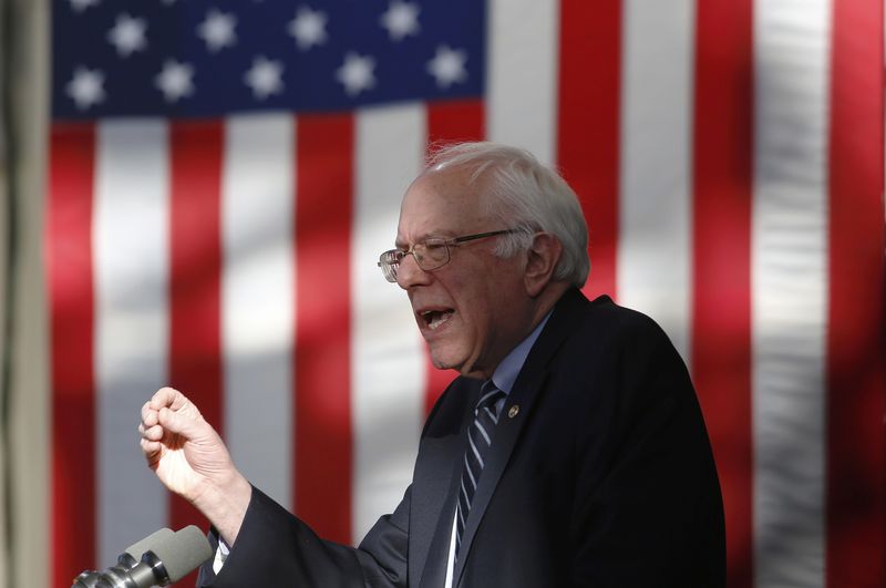 © Reuters. Democratic U.S. presidential candidate Bernie Sanders speaks to supporters after rival candidate Hillary Clinton was projected as the winner in the Nevada Democratic caucuses as he appears at a rally in Henderson