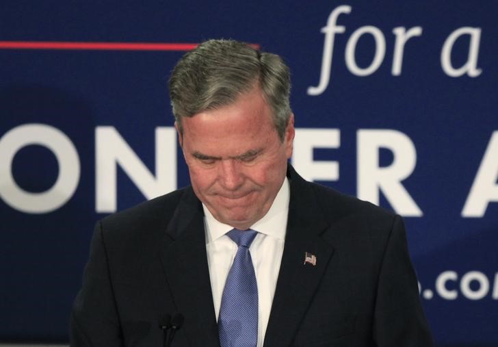 © Reuters. Jeb Bush se retira de la carrera por la nominación republicana a la presidencia de EEUU