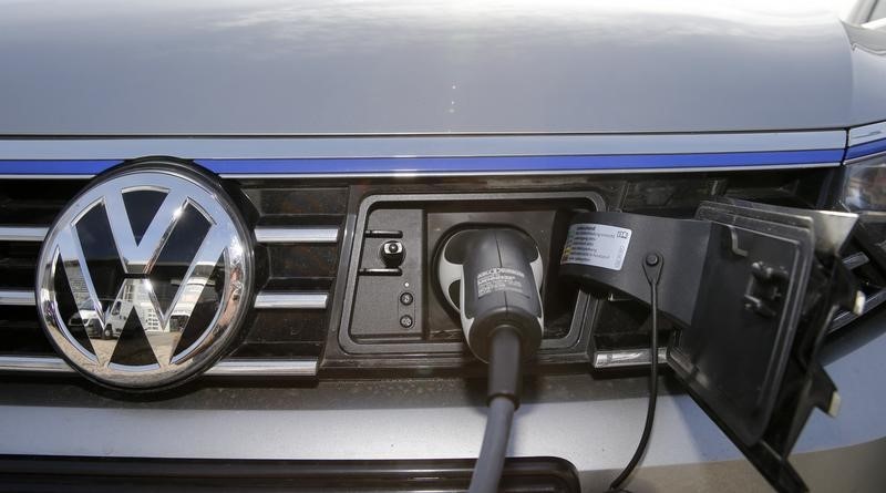 © Reuters. The charging plug of an electric Volkswagen Passat car is pictured at charging station at a VW dealer in Berlin