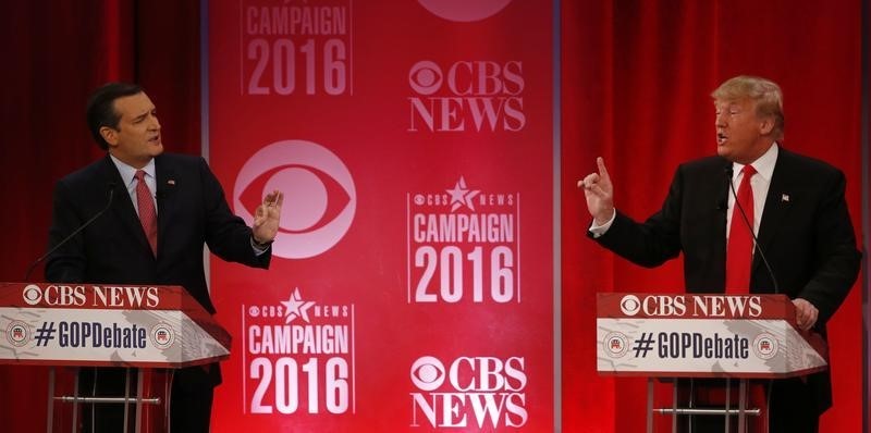 © Reuters. Republican U.S. presidential candidates Cruz and Trump directly debate each other at the Republican U.S. presidential candidates debate sponsored by CBS News and the Republican National Committee in Greenville