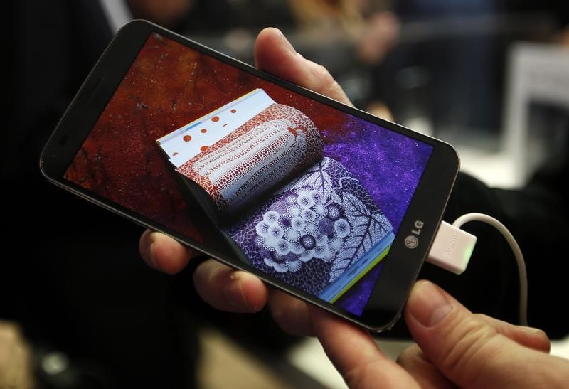 © Reuters. LG Electronics presenta su primer smartphone modular