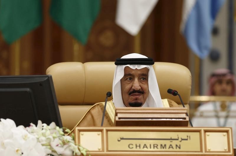 © Reuters. Saudi King Salman bin Abdulaziz attends the final session of the South American-Arab Countries summit, in Riyadh 