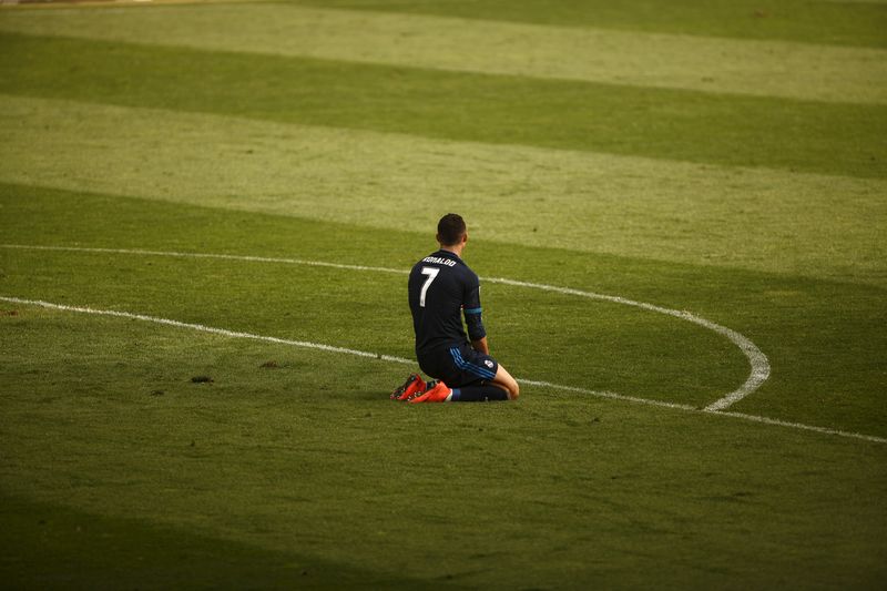 © Reuters. El Real Madrid pincha en Málaga y permite que el Barça se aleje