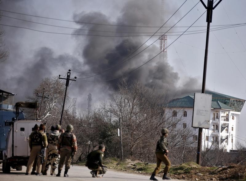 © Reuters. ارتفاع عدد القتلى في اشتباكات كشمير إلى سبعة