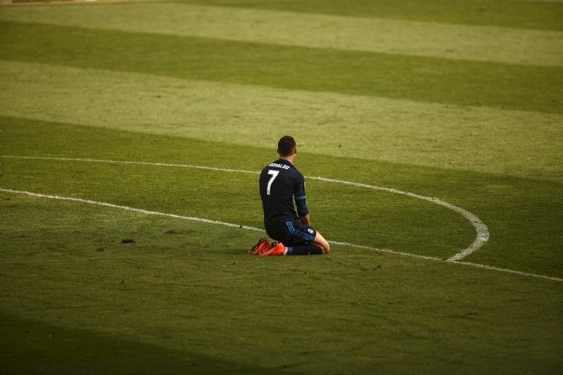 © Reuters. رونالدو يهدر ركلة جزاء ليتعادل ريال مدريد 1-1 في ملقة