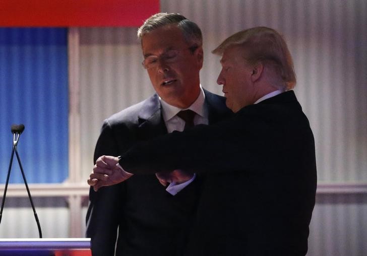 © Reuters. Republican U.S. presidential candidates Bush and Trump look at Trump's watch together near the end of the debate held by Fox Business Network for the top 2016 U.S. Republican presidential candidates in Milwaukee