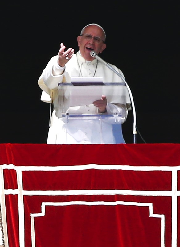 © Reuters. البابا يدعو العالم لإلغاء عقوبة الإعدام