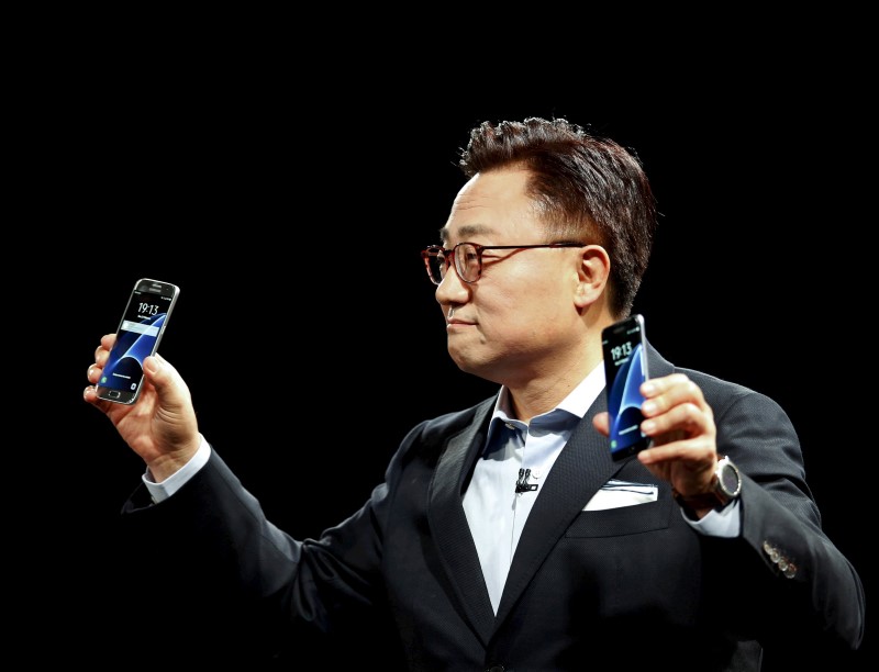 © Reuters. Samsung's Mobile Communications Business president, Koh, holds the S7 and S7 edge new smartphones during their unveiling ceremony at the Mobile World Congress in Barcelona