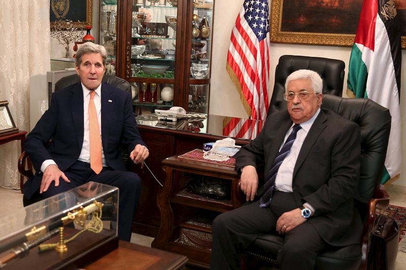 © Reuters. كيري يجتمع مع عباس ويدعو للهدوء والحد من العنف