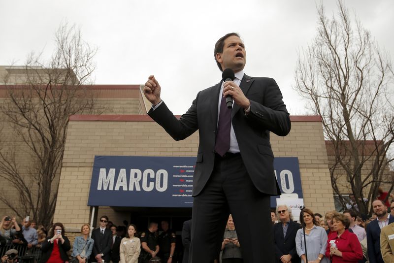 © Reuters. U.S. Republican presidential candidate Marco Rubio speaks during a campaign event in Franklin