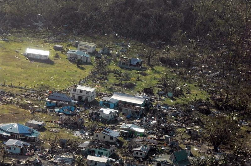 © Reuters. إعصار قوي يقتل عشرة ويثير مخاوف من حدوث أزمة صحية في فيجي