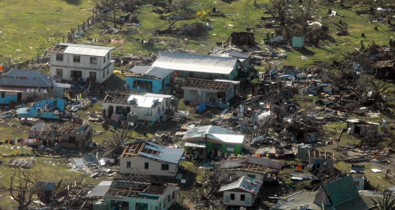 © Reuters. LES ÎLES FIDJI BALAYÉES PAR UN PUISSANT CYCLONE, 17 MORTS