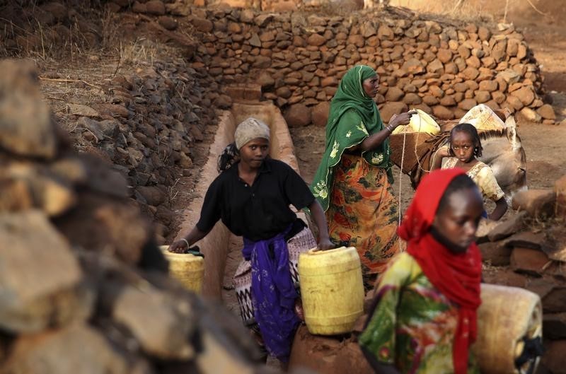© Reuters. آبار تعمل بالطاقة الشمسية تخفف أزمة ندرة المياه في كينيا
