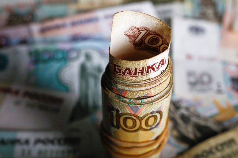 © Reuters. A picture illustration shows rolled Russian rouble banknotes on a table in Warsaw