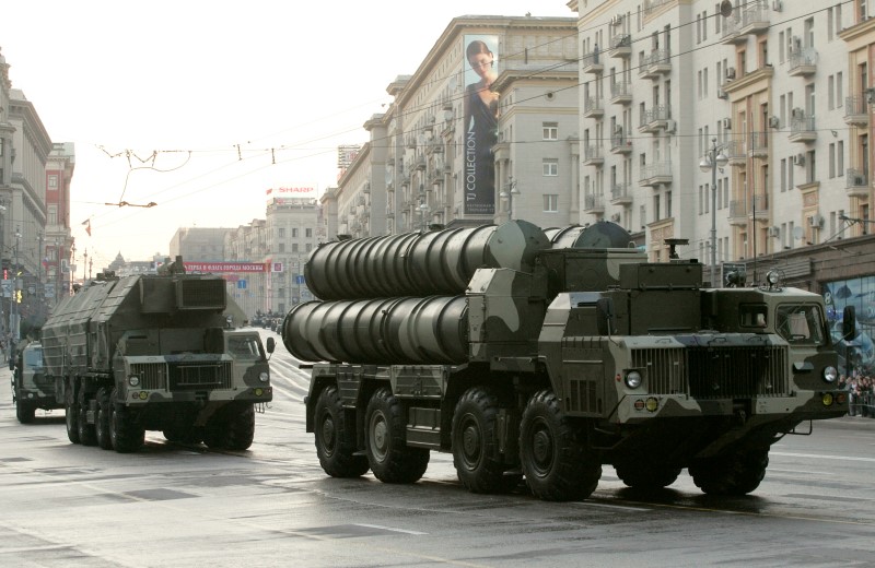 © Reuters. Russian military vehicles move along a central street during a rehearsal for a military parade in Moscow