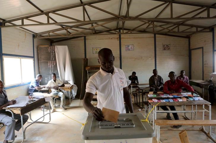 © Reuters. A voter casts his ballot at a polling station during the country's presidential and legislative elections in Niamey