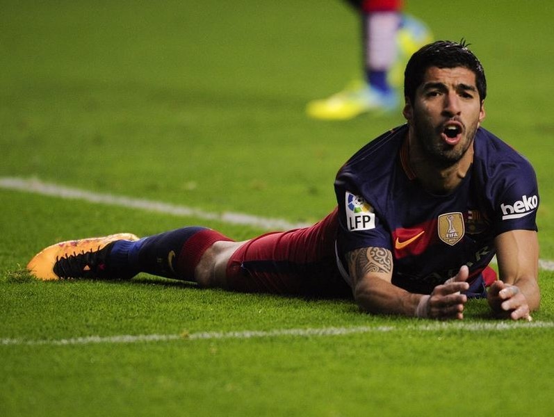 © Reuters. El Arsenal debe frenar a Suárez en el partido contra el Barça, dice Wenger