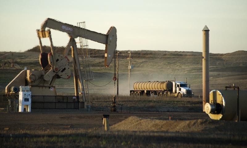 © Reuters. A service truck drives past an oil well on the Fort Berthold Indian Reservation in North Dakota