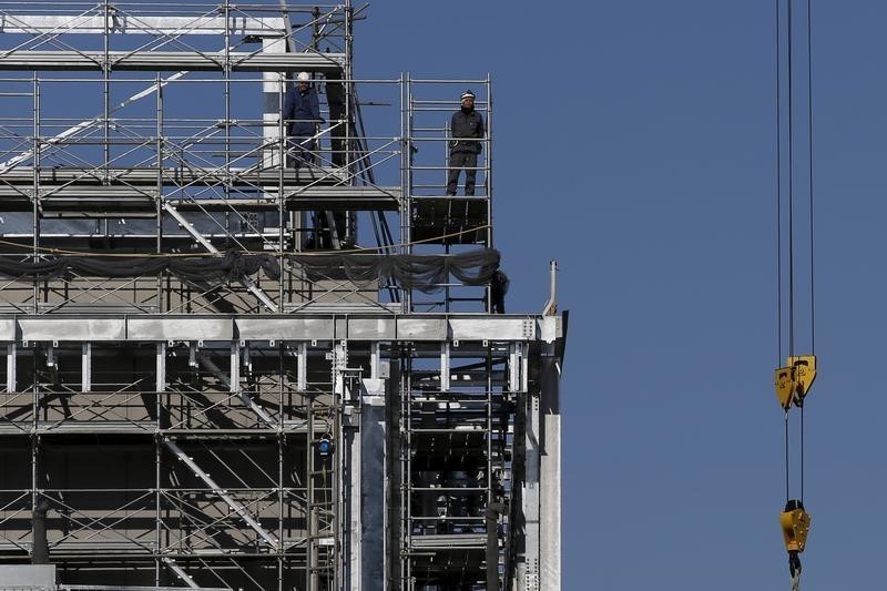 © Reuters. Operai al lavoro in un cantiere edile