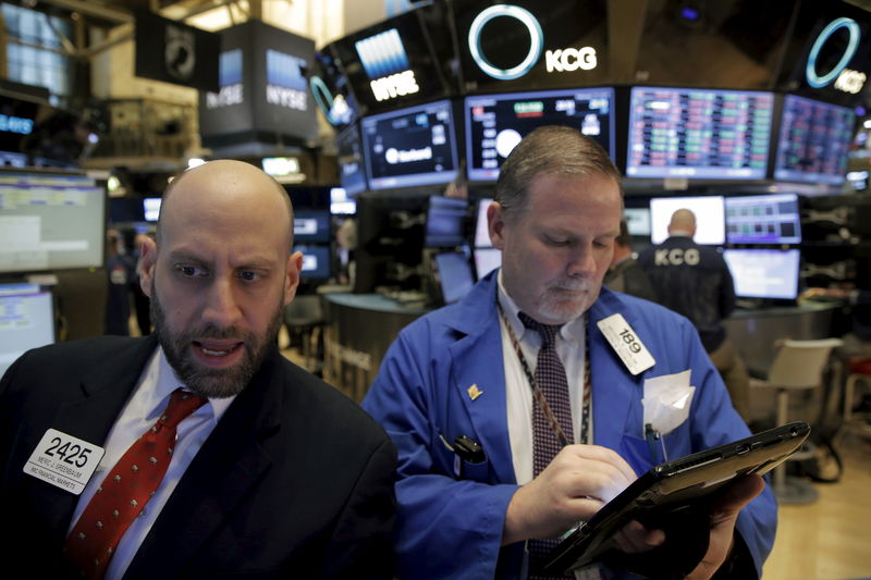 © Reuters. Traders work on the floor of the NYSE