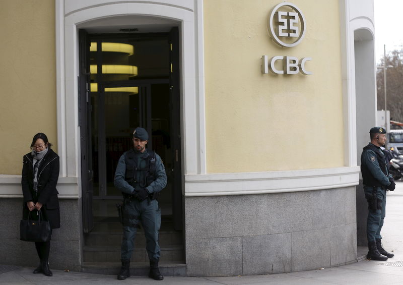 © Reuters. Spanish Civil Guard officers stand in front of the entrance of the headquarters of Industrial and Commercial Bank of China during a raid in Madrid