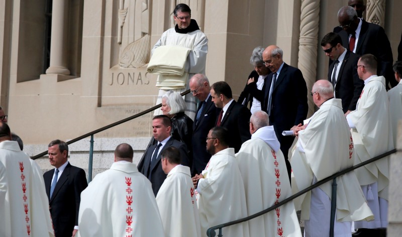 © Reuters. U.S. Supreme Court Chief Justice Roberts leads the justices of the court out of the funeral mass for fellow Justice Scalia at the Basilica of the National Shrine of the Immaculate Conception in Washington