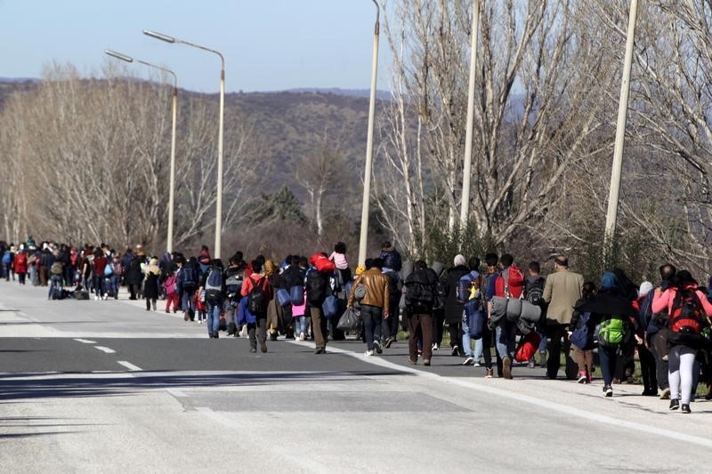 © Reuters. Miles de inmigrantes, atrapados en Grecia tras nuevas restricciones de vecinos