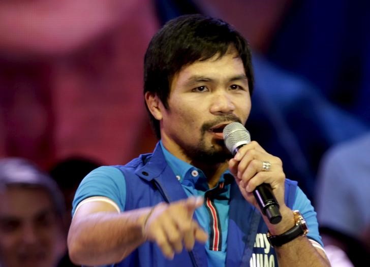 © Reuters. Filipino boxer Manny Pacquiao, who is running for Senator in the May 2016 vice-presidential election, speaks to supporters during the start of national elections campaigning in Mandaluyong city, Metro Manila