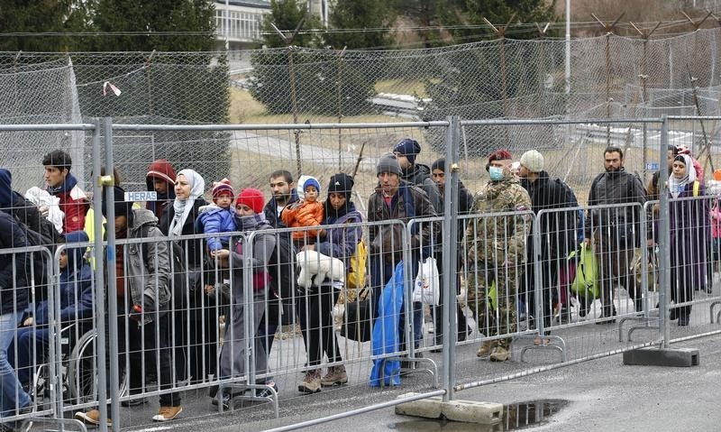 © Reuters. الجيش يساعد الشرطة في مواجهة تدفق المهاجرين على حدود سلوفينيا