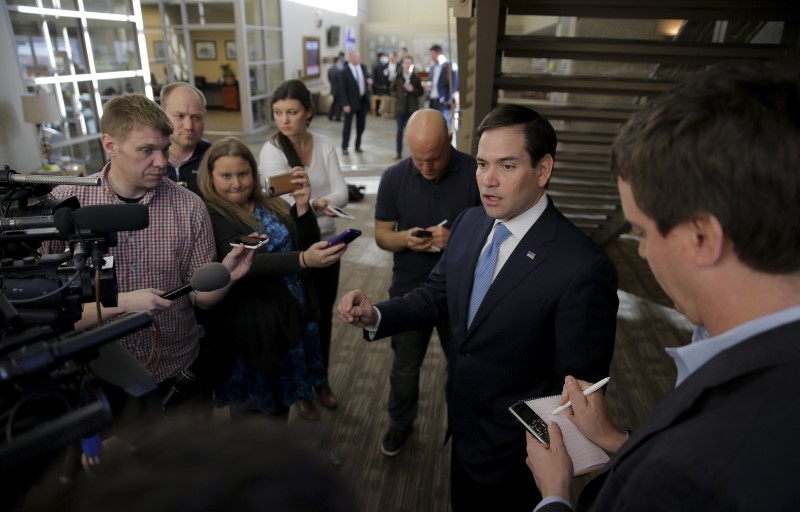 © Reuters. U.S. Republican presidential candidate Marco Rubio speaks with reporters before departing from the airport in Las Vegas