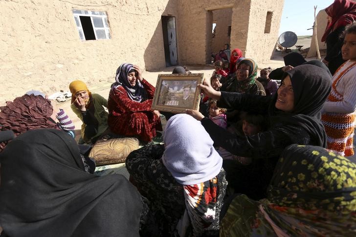 © Reuters. Mulheres lamentam morte de parente em ataque do Estado Islâmico na Síria 