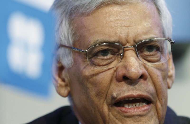 © Reuters. OPEC secretary general al-Badri addresses a news conference after a meeting of OPEC oil ministers in Vienna