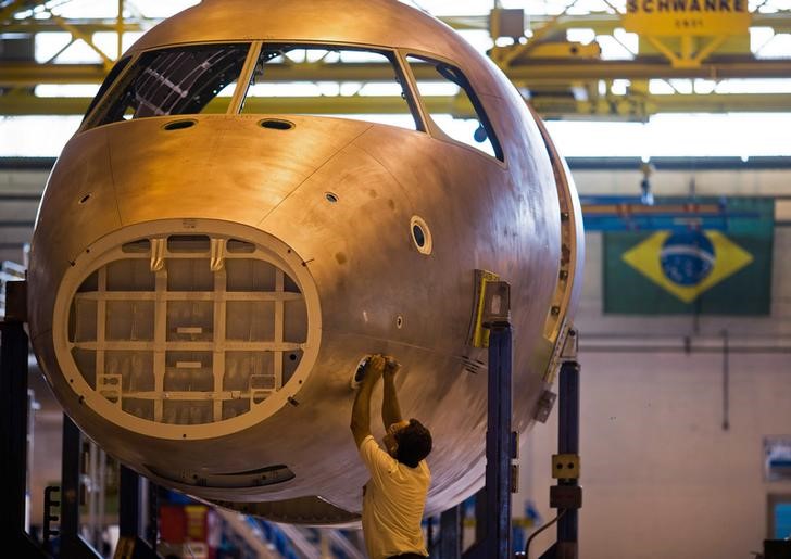 © Reuters. Técnico trabalha em linha de produção da família de E-Jets da Embraer em São José dos Campos (SP)).