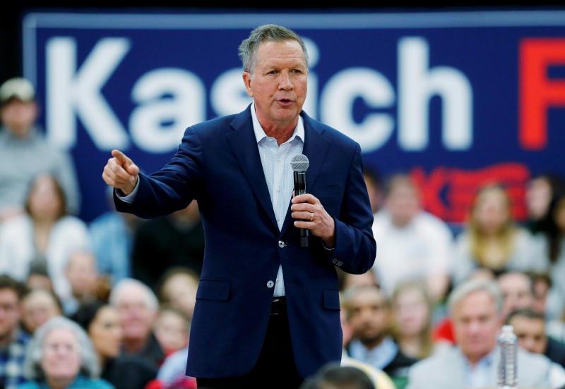 © Reuters. Republican presidential candidate Kasich addresses a town hall event at George Mason University in Fairfax, Virginia