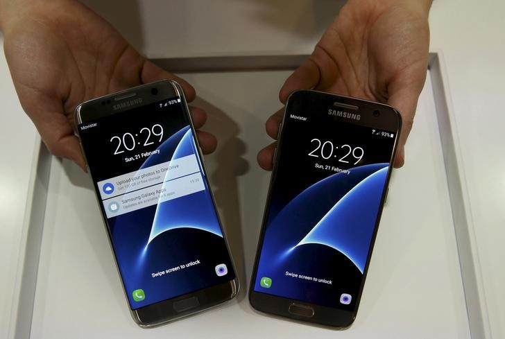 © Reuters. Novos smartphones Samsung S7 (D) e S7 edge (E) são exibidos após seu lançamento em cerimônia no Mobile World Congress, em Barcelona