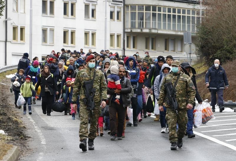 © Reuters. برلمان سلوفينيا يعطي الجيش سلطة السيطرة على تدفق المهاجرين