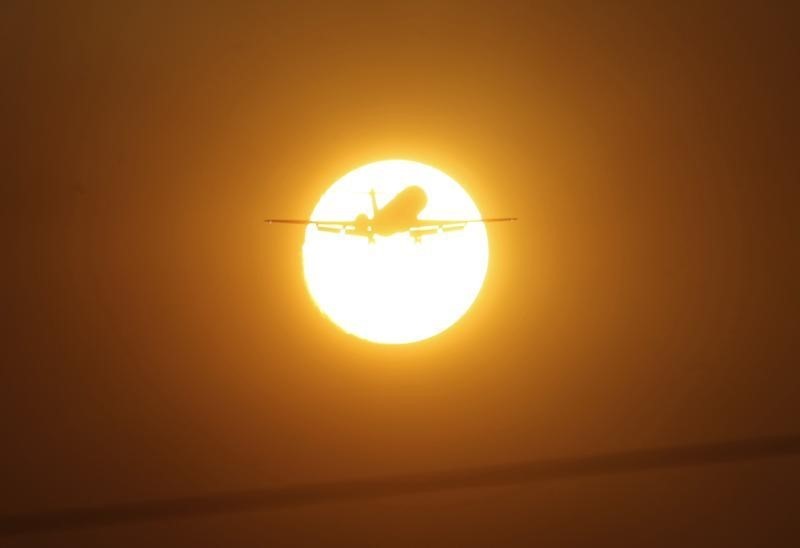 © Reuters. An aeroplane flies at sunset in Brasilia