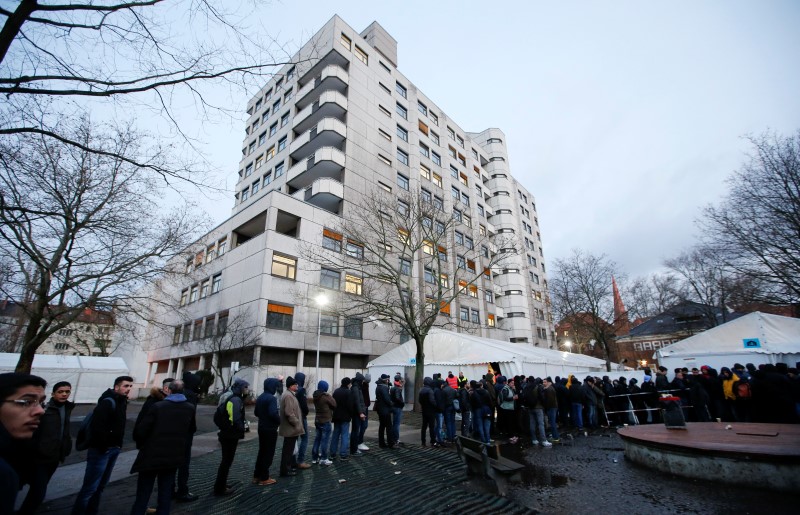 © Reuters. Migrants queue in front of the compound of Berlin Office of Health and Social Affairs in Berlin