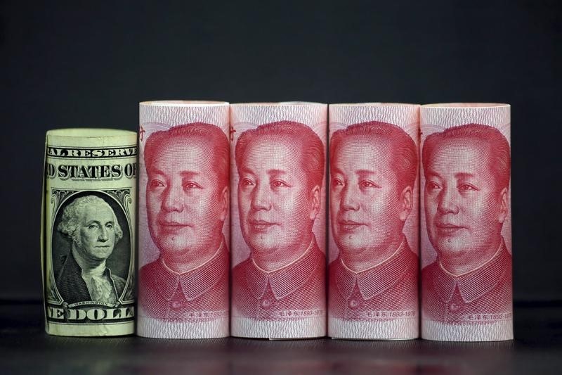 © Reuters. Chinese 100 yuan banknotes and a U.S. one dollar banknote are seen in this picture illustration in Beijing, China