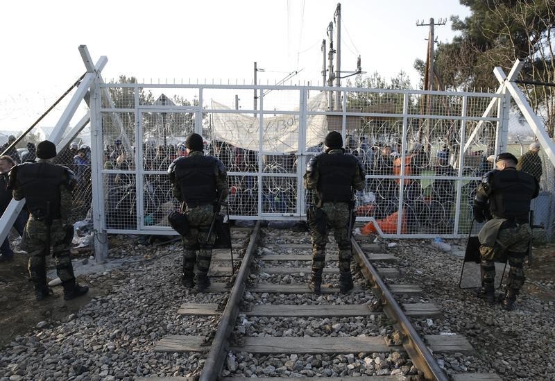 © Reuters. La policía griega retira inmigrantes de la frontera con Macedonia
