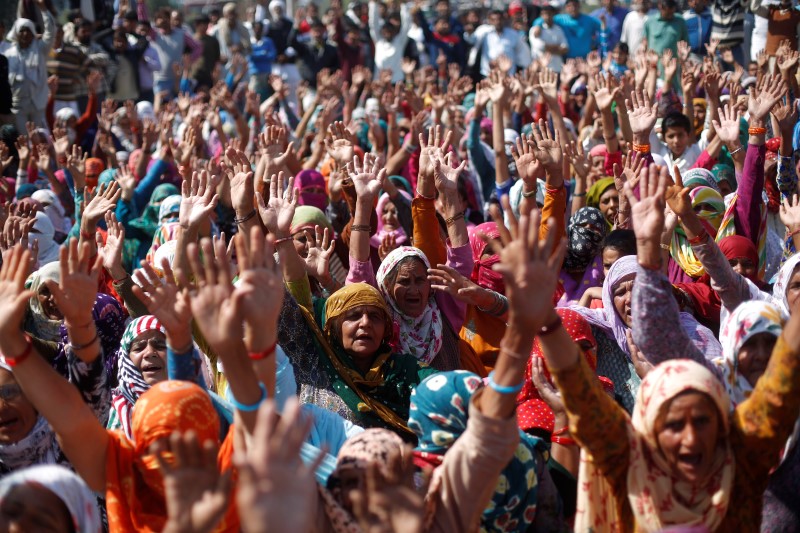 © Reuters. Guerra de castas al norte de India deja 19 muertos y arruina a comerciantes