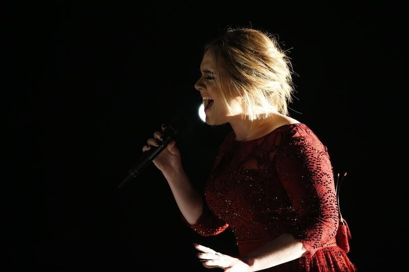 © Reuters. Adele repunta en listas de éxitos pese a su fallida actuación en los Grammy 